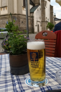 Feierabendbier trinken Helles