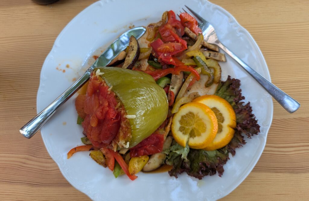 vegetarische Gerichte bayerischer Biergarten auf weißem Teller